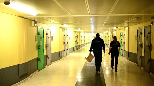 Prisons : le nombre de détenus en France atteint un record absolu en novembre, avec 72 809 personnes derrière les barreaux