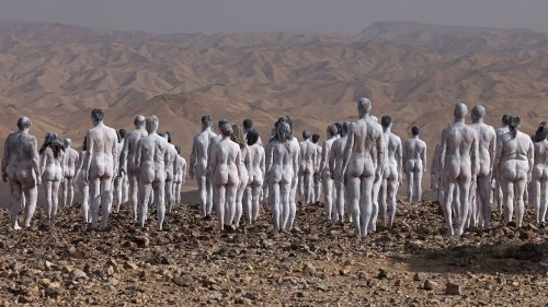 En Israël, des centaines de personnes posent nues pour le photographe Spencer Tunick près de la Mer Morte