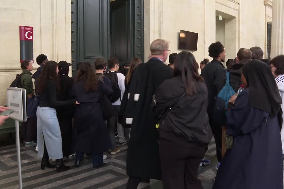 Les Abrutis et les Traîtres dans le Monde cover image