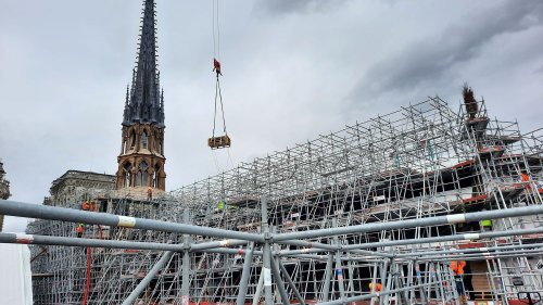 REPORTAGE. "Une reproduction à l'identique, au millimètre près" : au cœur du chantier de restauration de Notre-Dame de Paris, neuf mois avant sa réouverture