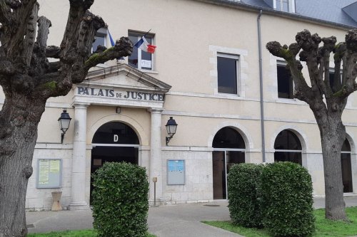 Les deux professeurs qui avaient aspergé Jean-Michel Blanquer de chantilly ne se sont pas présentés à l’audience