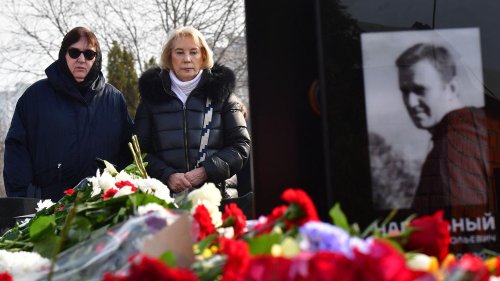 Mort d'Alexeï Navalny : la mère de l'opposant russe s'est rendue sur sa tombe au lendemain des funérailles