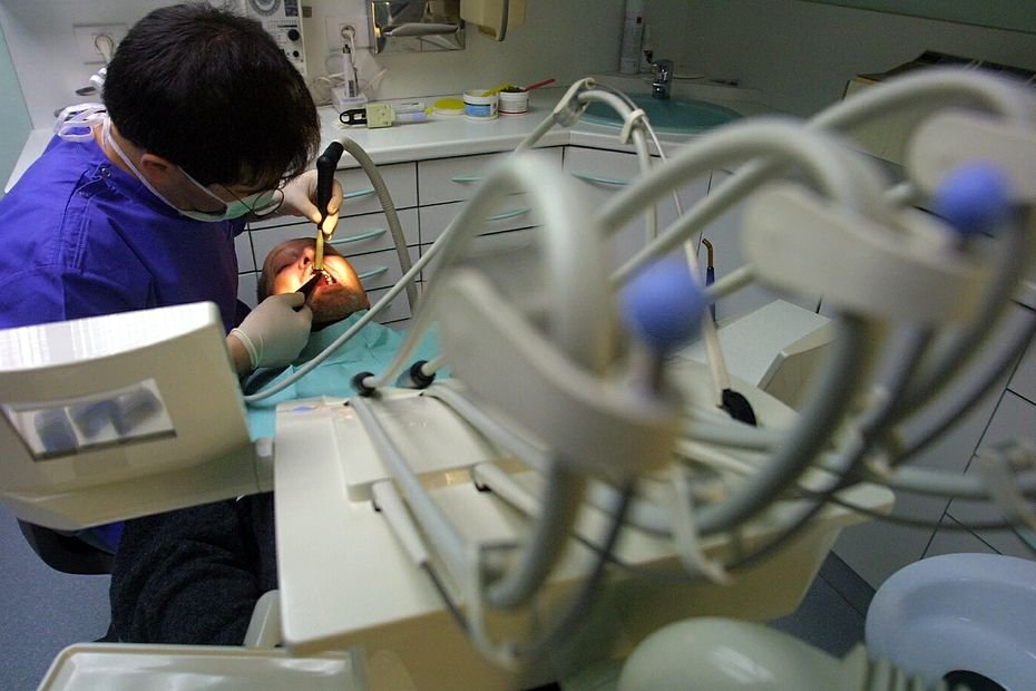 "Ça fait deux ans que je cherche", face à la pénurie de dentistes, cette fac dentaire va mettre les bouchées doubles