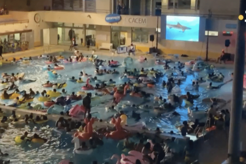 Lamentin : enfants et parents profitent d'une séance d’aqua-ciné baptisée "ciné’eau" à la piscine Pierre Samot