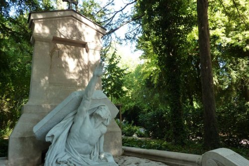 L'étonnante tombe de Jules Verne, inhumé au cimetière de la Madeleine à Amiens : "le réalisme de cette sculpture est prenant"