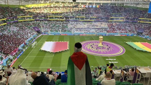 Reportage "C'est comme si on était sur la pelouse" : comment le drapeau de la Palestine s'est invité pour la Coupe du monde au Qatar