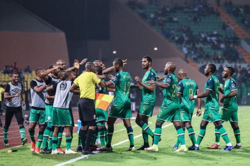 CAN : 12 cas de covid dans l'équipe de foot des Comores, un joueur de champ devra être gardien ce lundi face au Cameroun