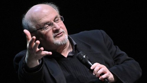 Etats-Unis : l'écrivain Salman Rushdie est "sur la voie du rétablissement" après son agression au couteau