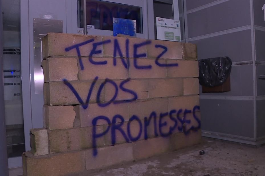 En pleine nuit, les agriculteurs en colère murent trois permanences parlementaires : « Tenez vos promesses »