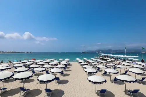 Connaissez-vous ces plages publiques qui proposent transats et parasols comme les plages privées mais à petit prix ?