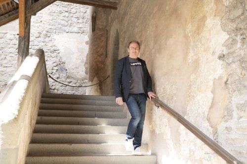 VIDEO. "Même les escaliers ne me font plus peur", une neuroprothèse pour restaurer la marche chez les personnes atteintes de la maladie de Parkinson mise au point à Lausanne