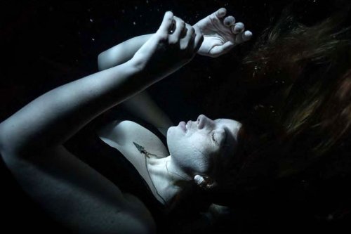 "La première vague emporte tout", comment traverser son deuil ? Et si l'art pouvait nous y aider
