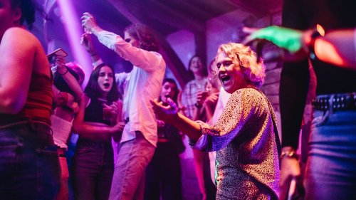 REPORTAGE. Les masques tombent et les premiers baisers s'échangent : une nuit dans une discothèque bretonne, où la fête était enfin de retour