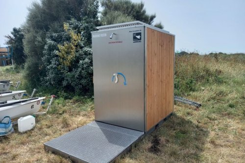 Inventée dans le Finistère, la douche de plage qui recycle l'eau attend son homologation