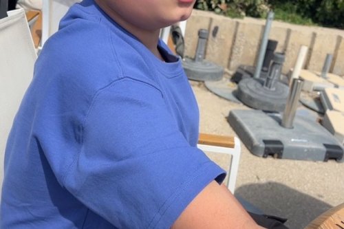 "Il ne sait ni lire, ni écrire" : aucune école pour accueillir ce garçon autiste, le combat d'une famille désespérée