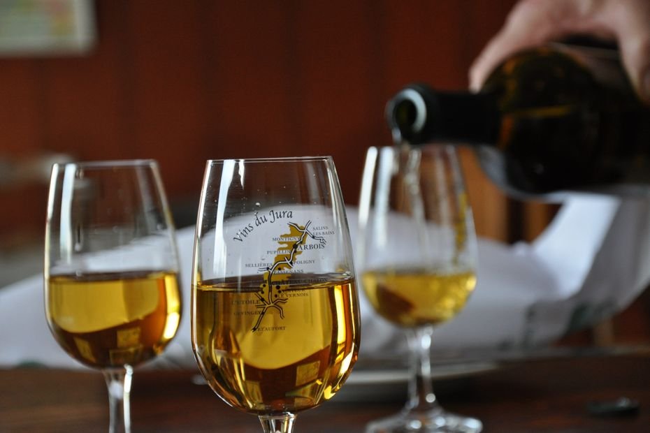 200% de taxes sur une bouteille de vin français, c’est “tuer l’export” : Donald Trump fait tanguer jusqu’aux vignerons du Jura
