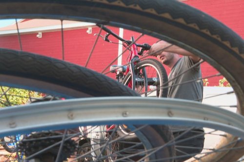 Apprendre à entretenir son vélo, c'est ce que proposent "Les ateliers communs"