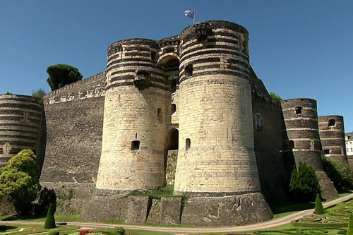 Des fouilles archéologiques sur le bâti du château d’Angers pour lui redonner son aspect originel du 13e siècle
