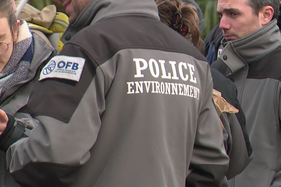 « L’État se sert de l’OFB comme bouc émissaire » : les agents de la police de l’environnement manifestent devant la préfecture à Lille
