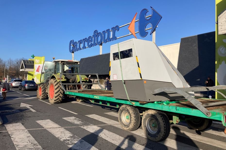 Des agriculteurs en colère « kidnappent » un radar : « On veut empêcher l’État d’appliquer ses lois routières tant que la loi Egalim n’est pas appliquée »