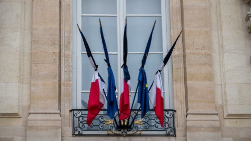 "Une laïcité à géométrie variable" : les drapeaux mis en berne samedi pour les obsèques du pape François suscitent la polémique à gauche