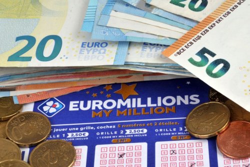 Elle a caché le ticket gagnant...dans sa vaisselle : dans ce village, un couple gagne 30 millions d'euros à l'Euromillions