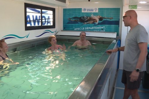 "C'est la piscine qui vient à vous" : des séniors profitent d'un bassin de nage itinérant et gratuit