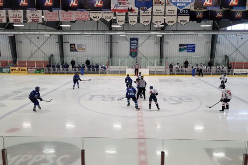 Hockey mineur : les U15 de Saint-Pierre s'imposent 2 à 1 face aux Renegades de Conception Bay