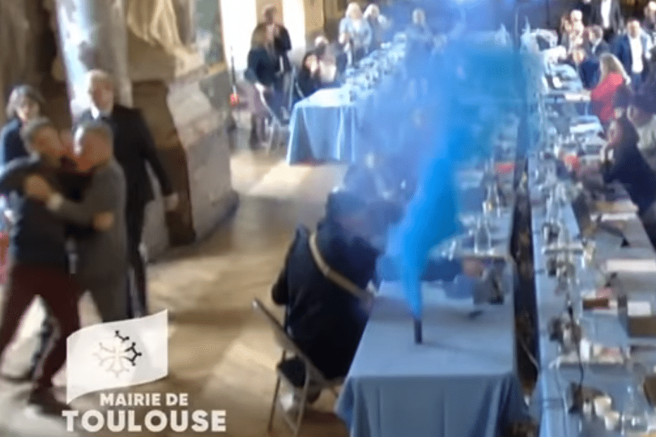 VIDEO. "La culture, pas la guerre" : coup d’éclat des acteurs culturels lors du Conseil municipal, fumigène et casseroles contre les coupes budgétaires