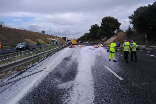 Béziers : un poids-lourd perd son chargement sur l'A9, la circulation est perturbée entre Narbonne et Sète