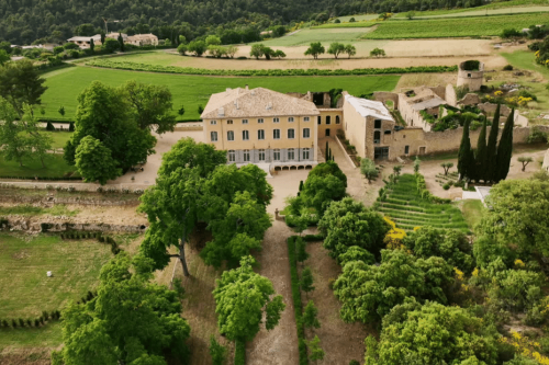 "Le remède universel" : le trésor oublié d’une pharmacie du XVIIIe siècle redécouvert dans un château