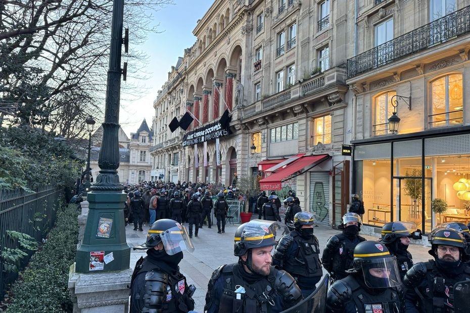 Occupation de la Gaîté Lyrique : "Je n'ai jamais vu un dispositif aussi impressionnant", les migrants évacués par la police, 46 interpellations