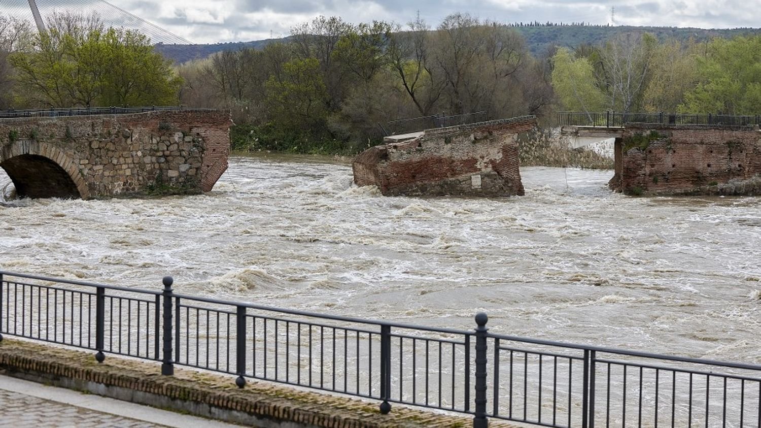 Espagne : un ancien pont détruit en partie par la montée des eaux du Tage dans la ville de Talavera