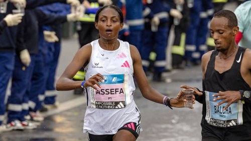Athlétisme : l'Éthiopienne Tigist Assefa pulvérise le record du monde au marathon de Berlin, Eliud Kipchoge s'offre un cinquième titre
