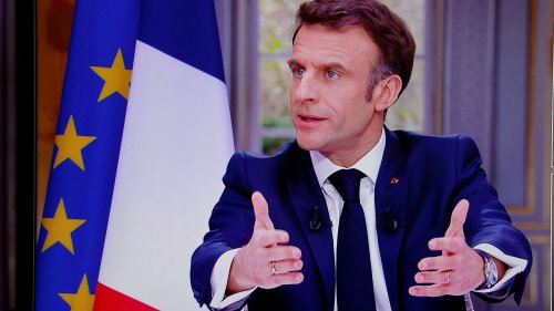 Vidéo Interview d'Emmanuel Macron : pourquoi le chef de l'Etat a-t-il discrètement retiré sa montre en plein direct ?