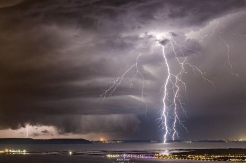 "Un orage parmi les plus exceptionnels", deux chasseurs d'orages du Var racontent leur expérience après la nuit du 16 août