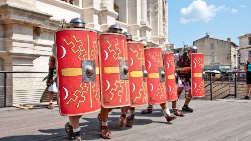 Défilé de légionnaires et cuisine romaine : le festival Arelate replonge Arles dans ses années antiques