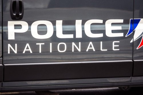 Deux policiers blessés après avoir été percutés volontairement près d'une prison, le conducteur en fuite après une course poursuite