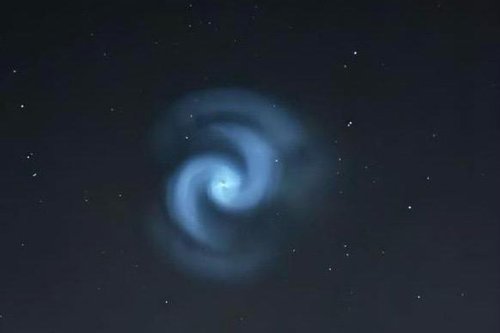 EN IMAGES. Quelle est cette mystérieuse spirale bleue apparue en pleine nuit dans le ciel, enflammant aussi les réseaux sociaux ?