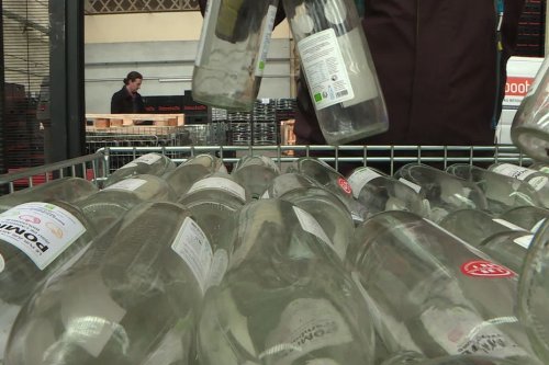 VIDEO. Économies d'énergie : réutiliser les bouteilles en verre consomme trois fois moins que de les recycler