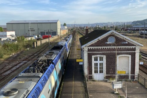 Un jeune homme monte sur un wagon de la SNCF pour retrouver son ballon et s'embrase