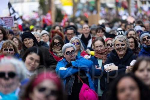 Grève contre la réforme des retraites : la manifestation parisienne du 7 février sur les réseaux sociaux