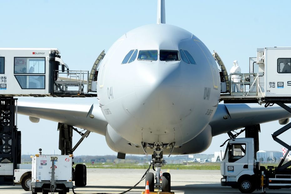 Un passager en arrêt cardiaque à l'atterrissage de son avion, les équipes de secours le réaniment à son arrivée à l'aéroport