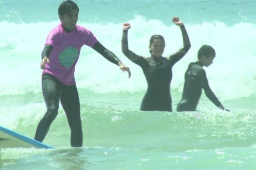 VIDÉO. "On a retrouvé un espoir" : pour ces Afghans, découvrir le surf a le goût de la liberté
