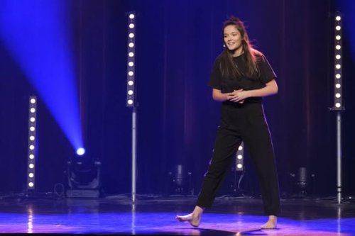 "On a le droit d'être différent, stressé, maladroit, de se tromper", l'humoriste Angie Degrolard élue Bouffonne 2024