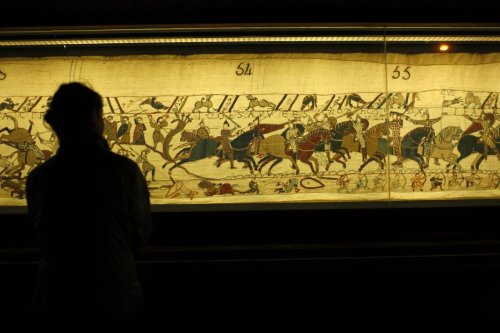 INSOLITE. Nombre de pénis, chien corgis représenté : quelles sont les études et questions les plus étranges posées sur la Tapisserie de Bayeux ?