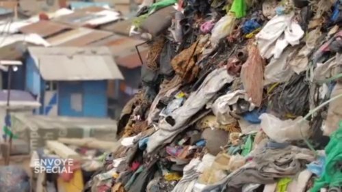 Vidéo Au Ghana, poubelle de l'Occident, les déchets textiles forment une montagne, et une marée d'habits pollue les côtes