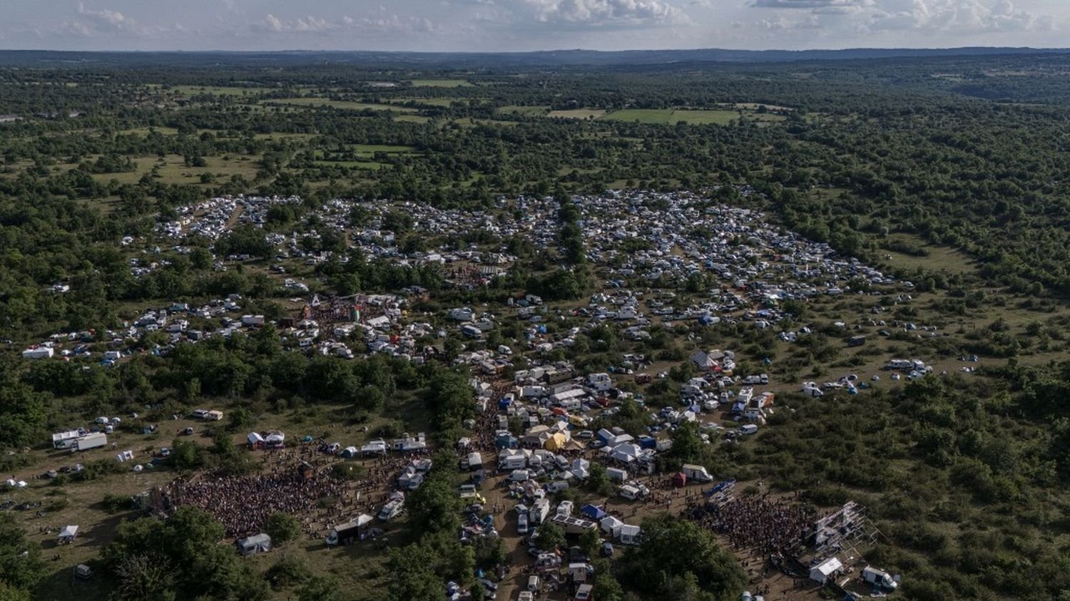 Rave-party illégale de 9 000 personnes dans le Lot : "C'est extrêmement compliqué et difficilement vivable", décrit le maire de Montvalent
