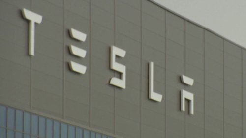 "Ça fait plusieurs fois que je baisse le prix" : ils tentent de vendre leur Tesla après le tournant trumpiste d'Elon Musk