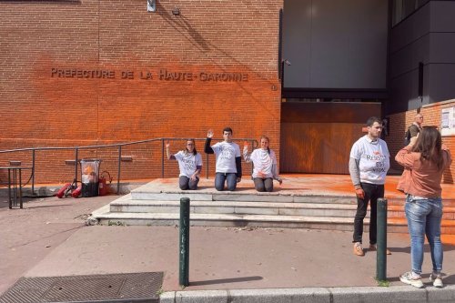 Des citoyens recouvrent de peinture orange la préfecture de Haute-Garonne pour dénoncer le "déni démocratique de Macron"